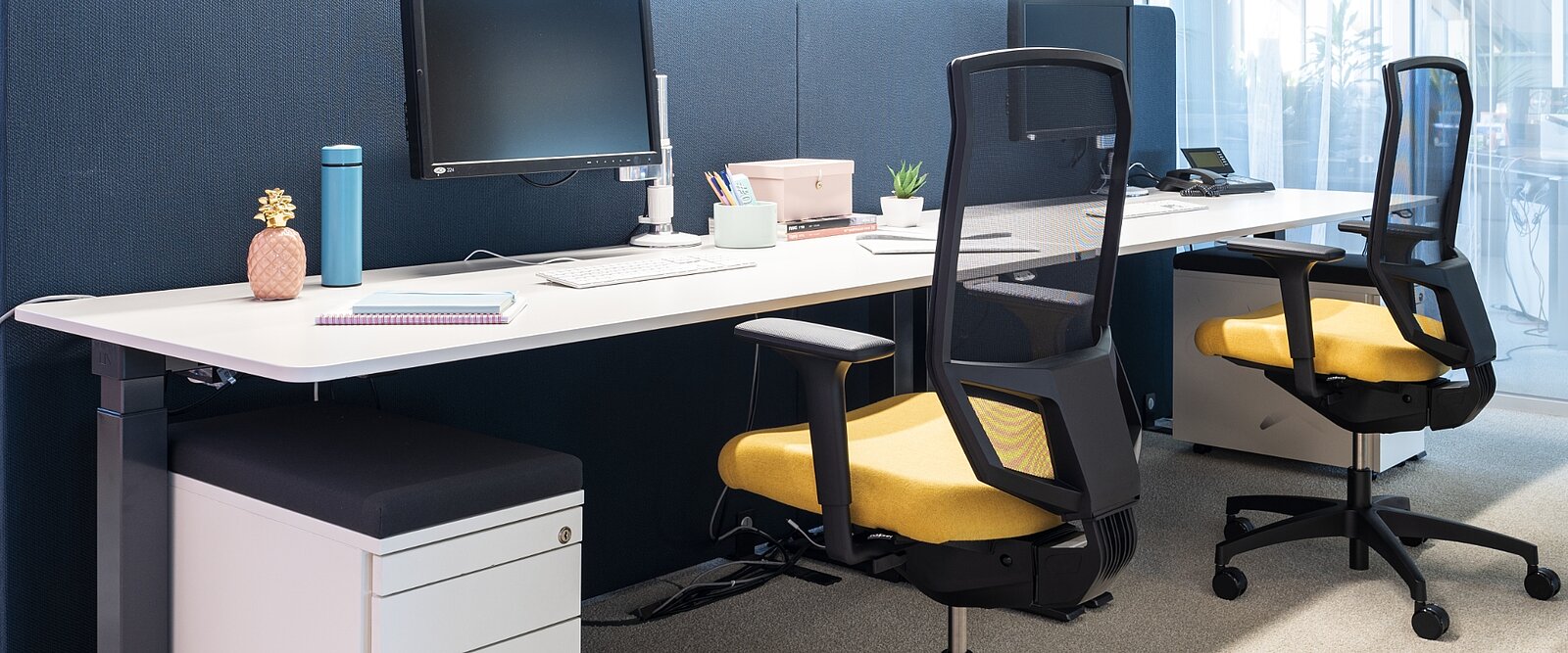Stilo ES mesh past perfect op een moderne bench-werkplek.